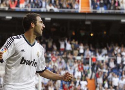 华体会官网：硬撼巨塔，新星崛起！杨瀚森锁死亚当斯惊艳全场，斯普利特盛赞，他完成了艰巨任务