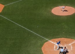 【华体会】火箭队分享史密斯赛场瞬间庆贺胜局，末节爆发10分锁定胜利