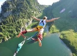 【华体会官方】米切尔全能数据引领骑士再克76人，恩比德突破13000分里程碑，加兰伤退成比赛转折点