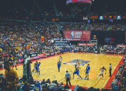 华体会：湖人队交易风波，里夫斯与杰克逊 Jr.互换传闻甚嚣尘上，詹姆斯直言经纪人言论不代个人立场